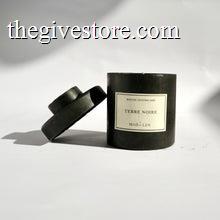 Mad et Len Candle Apothicaire Petite - TERRE NOIRE. Lid resting on the side. 